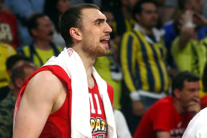 To posterize dunk του Μιλουτίνοφ στον Βέσελι