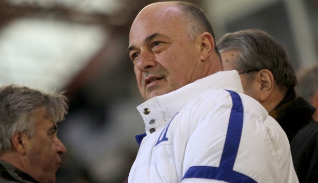 Μπέος: “Φέραμε εθελοντές απ’ την… Κίνα να κολλήσουν αυτοκόλλητα”