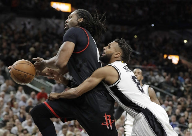 Ήρθαν στα χέρια παίκτες των Spurs και των Rockets!