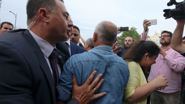 Οπαδός ΠΑΟΚ σε Μητσοτάκη: “Ο Μαρινάκης είναι καλύτερος απ’ τον Σαββίδη;”