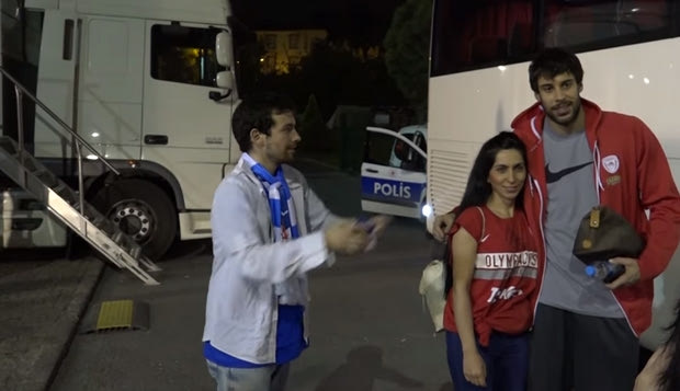 Αυτόγραφα και φωτογραφίες των φίλων της Αναντολού Εφές με τους παίκτες του Ολυμπιακού