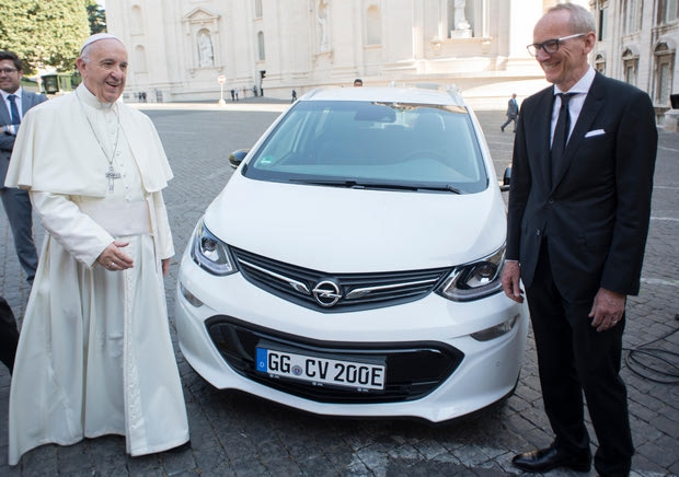 Ο Πάπας Φραγκίσκος με… Opel Ampera-e