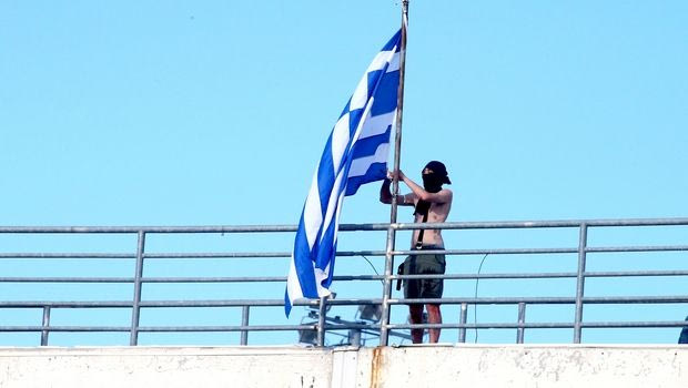 Χούλιγκαν ήθελε την ελληνική σημαία για πολεμοφόδιο!