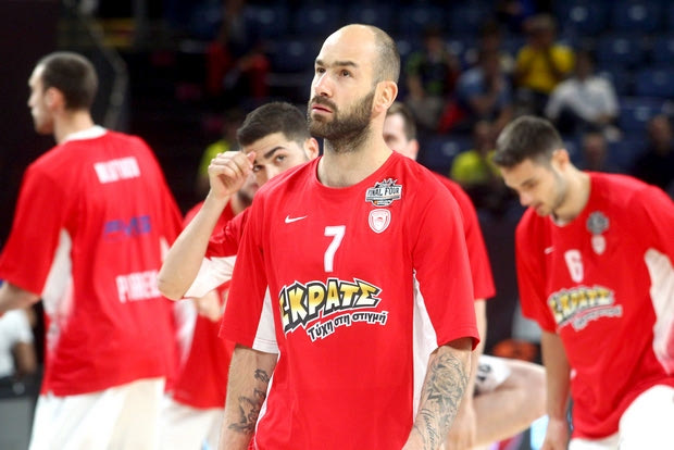 Η είσοδος του Ολυμπιακού και της Φενέρμπαχτσε στο παρκέ