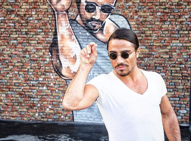 O Τζαβέλλας υπέκυψε στις γεύσεις του Salt Bae