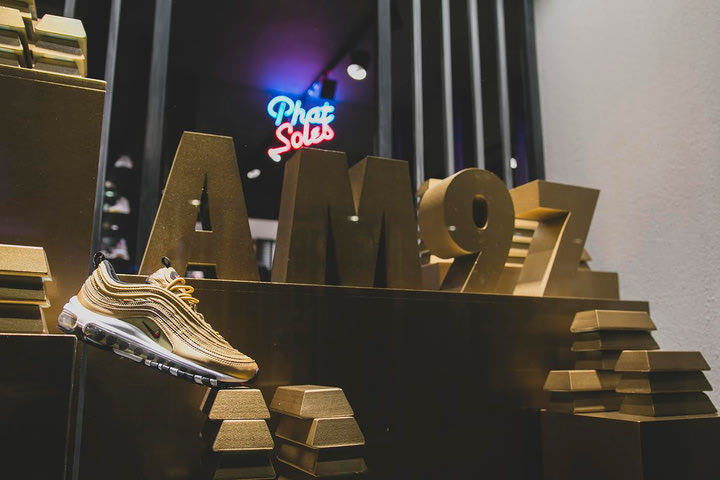 Τα Nike Air Max 97 Metallic Gold έπεσαν θύμα ληστείας