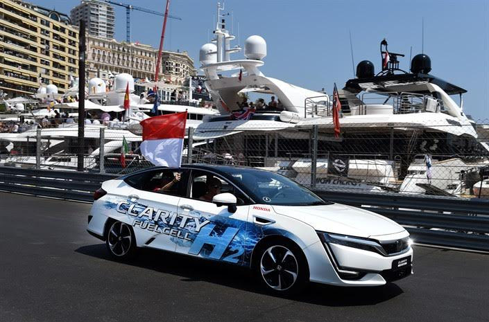 Ο πρίγκιπας Αλβέρτος του Μονακό οδηγεί το Honda Clarity Fuel Cell