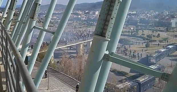 Ένταση στο Πανθεσσαλικό με οπαδούς της ΑΕΚ, δακρυγόνα από τους αστυνομικούς