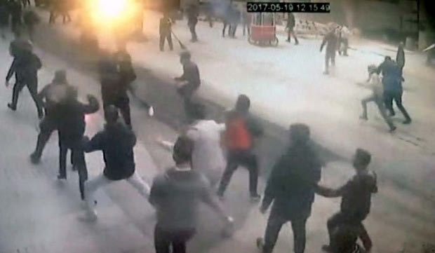 Το υλικό από τις κάμερες ασφαλείας από την επίθεση στους φίλους του Ολυμπιακού