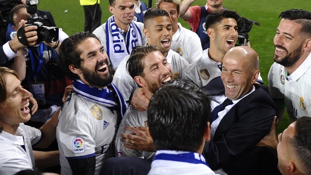 Πέταξαν στον αέρα και μπουγέλωσαν τον Ζιντάν