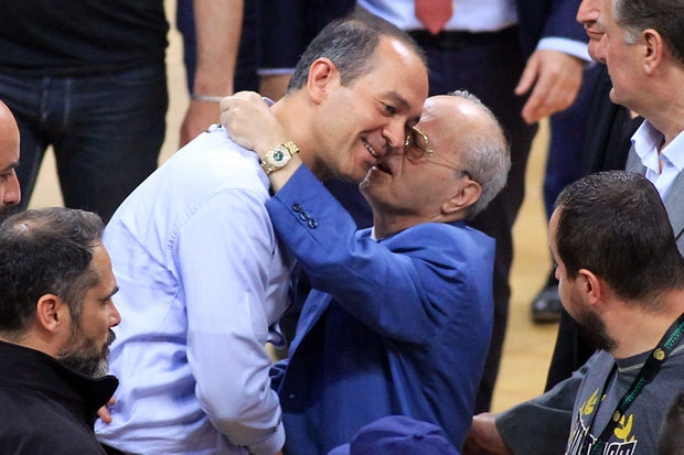 Η αγκαλιά του Θανάση Γιαννακόπουλου με τον Γιώργο Αγγελόπουλο