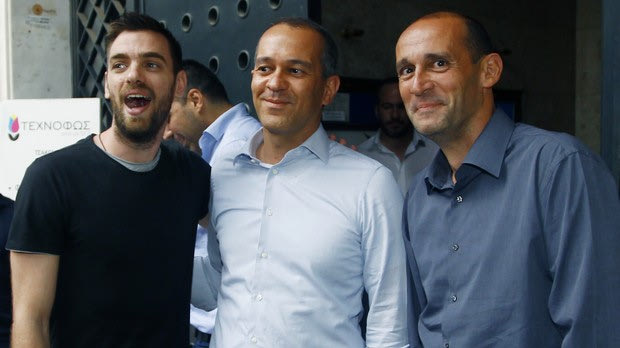 Εδωσαν τα χέρια Αγγελόπουλοι – Μάντζαρης