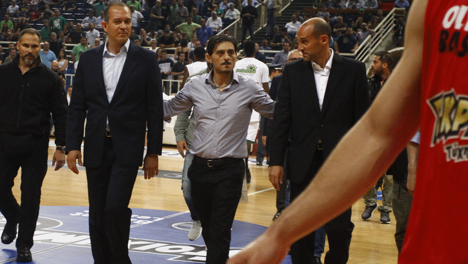 Ο Γιαννακόπουλος συνόδευσε τους Αγγελόπουλους στον πάγκο