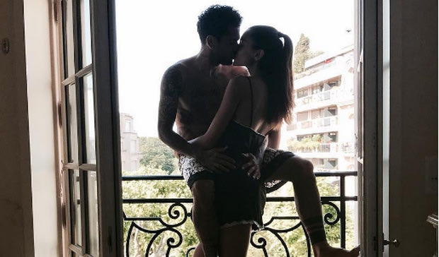 Τα “καυτά” φιλιά του Ντάνι Άλβες με τη σύντροφό του στη Σαντορίνη