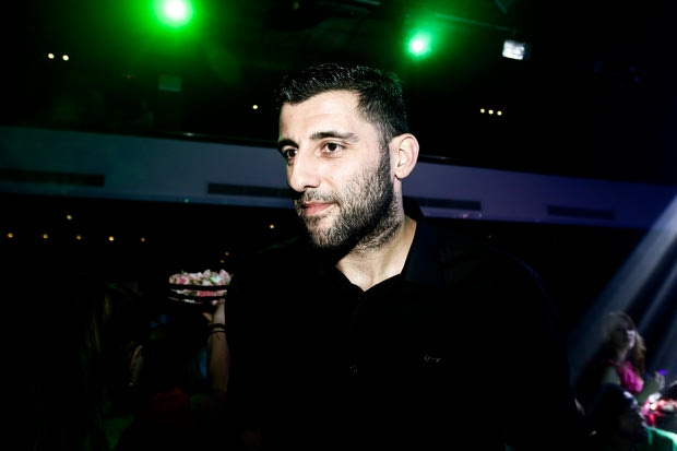 Ο Μπουρούσης τραγουδά το υβριστικό σύνθημα για το ’99