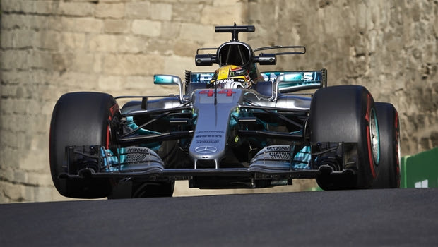 GP Μπακού: Pole με διαφορά για Hamilton