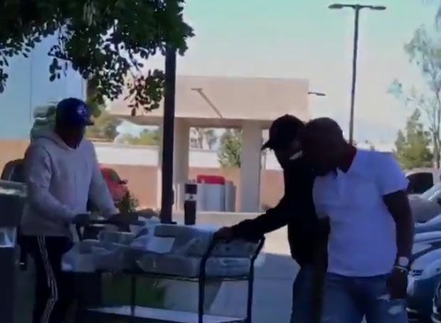 Ο Mayweather μεταφέρει τα λεφτά από το στριπτιτζάδικο του!