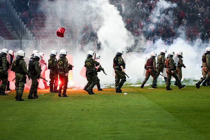 Super League: Σε απολογία ο Ολυμπιακός για την εισβολή οπαδών με την ΑΕΚ, κίνδυνος για 2-4 αγωνιστικές κεκλεισμένων των θυρών