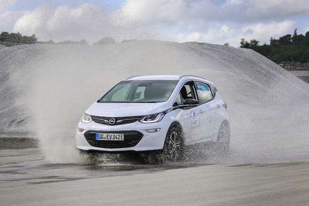 To Opel Ampera-e πρωταγωνιστής και σε αγώνες