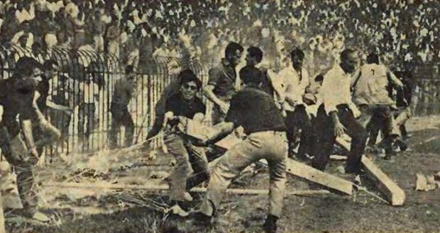 Όταν οι φίλαθλοι των αιωνίων έκαναν “ντού” κατά των ποδοσφαιριστών