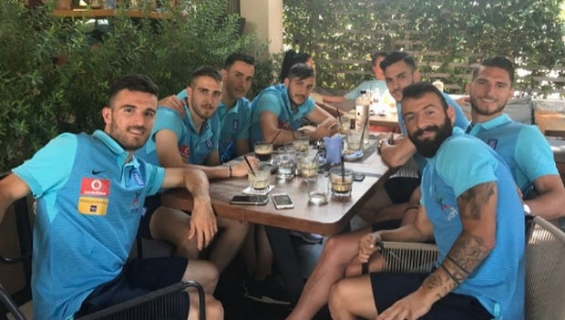 Ο καφές επτά διεθνών με ερυθρόλευκο παρελθόν και μέλλον
