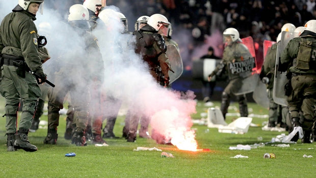 Έρευνα επιβεβαιώνει τους κινδύνους των φωτοβολίδων στα γήπεδα