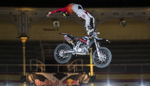 Όλα έτοιμα για το 16o Red Bull Χ-Fighters!