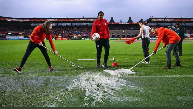 Ball girl κάνει σουτ και τρώει την τούμπα της ζωής του
