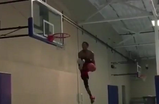 Κάρφωμα βγαλμένο από Video Game από επαγγελματία Dunker!