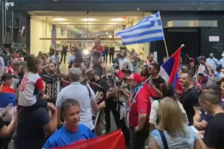 Τζόκοβιτς: Κόσμος χορεύει και φωνάζει “Free Nole” έξω από το γραφείο όπου βρίσκεται ο Σέρβος