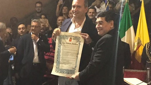 Ο Μαραντόνα έκανε χουνέρι στον δήμαρχο και τρέλανε τη Νάπολη