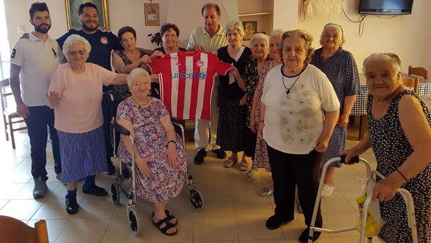 Επίσκεψη του Ολυμπιακού σε γηροκομείο στη Ρόδο
