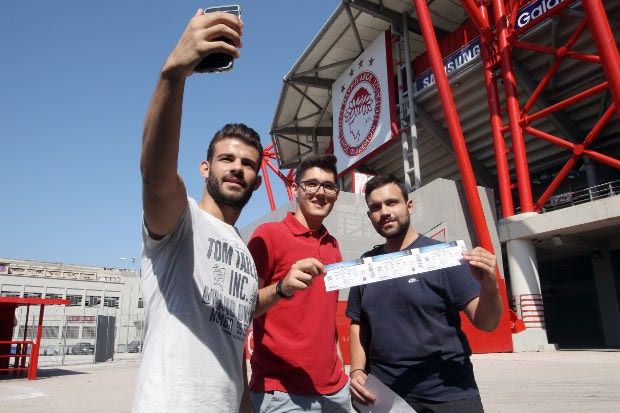 Χαμόγελα και selfies με τα εισιτήρια του Ολυμπιακός-Ριέκα στα χέρια
