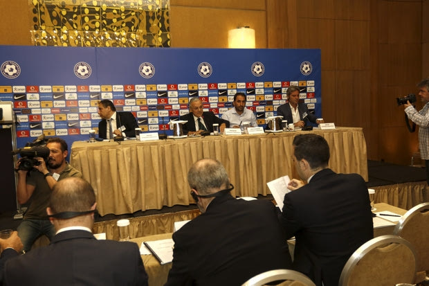 Προειδοποίηση FIFA: “Αν τραβάς το σχοινί, αυτό κόβεται…”