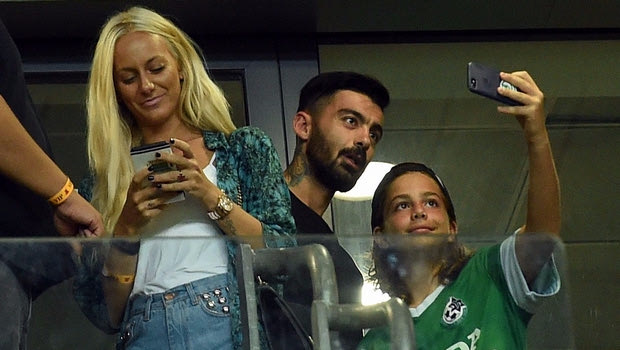 Ο Κλάους στο γήπεδο, βλέπει Μακάμπι