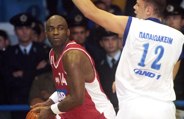 Ευχήθηκε “χρόνια πολλά” στον Τζέιμς Φόρεστ ο Ολυμπιακός