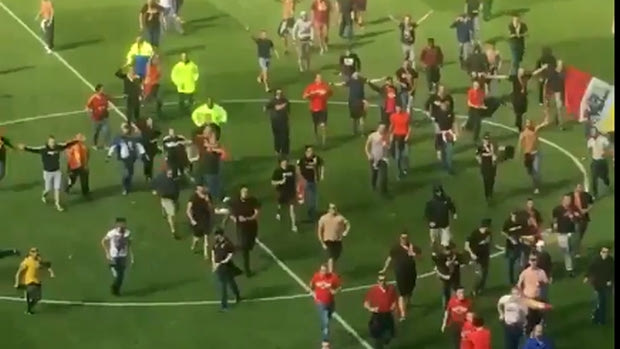 Διεκόπη για 15′ το Λανς-Μπρεστ λόγω εισβολής οπαδών