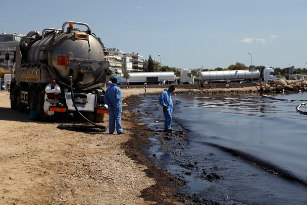 H πετρελαιοκηλίδα έφερε αναβολές στην ιστιοπλοΐα