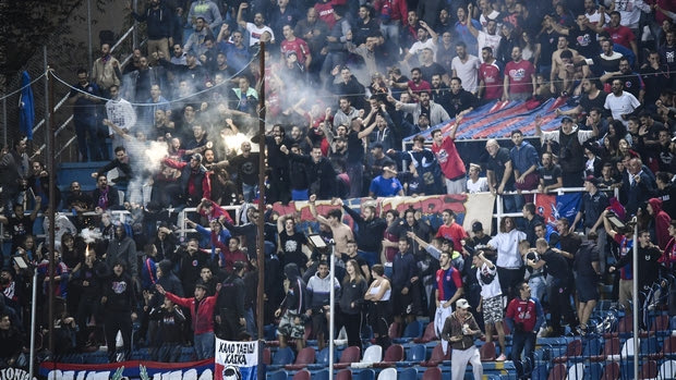 Δακρυγόνα στη Νέα Σμύρνη, συγκρούσεις οπαδών – ΜΑΤ