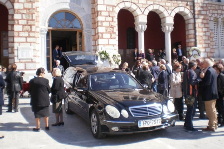 Πλήθος κόσμου στο τελευταίο “αντίο” του Θανάση Καλογιάννη