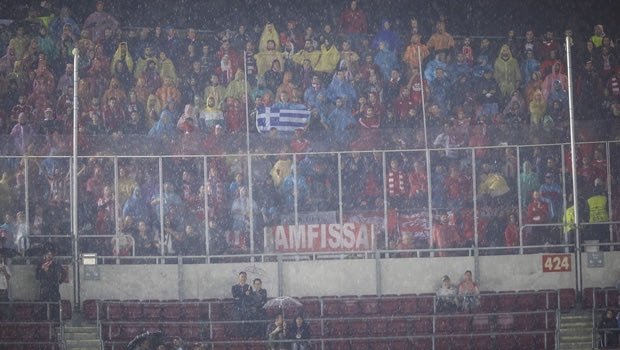 “Πέστε κάτω, οε – οε – οε” φώναξαν οι οπαδοί του Ολυμπιακού στον Σουάρες