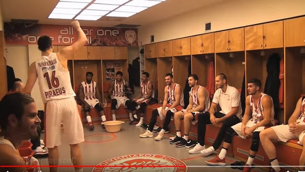 Τα συγχαρητήρια και τα χαμόγελα στα αποδυτήρια του Ολυμπιακού