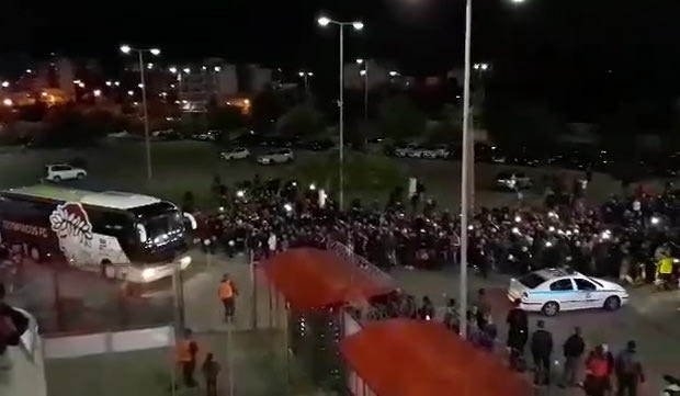 Η άφιξη του Ολυμπιακού και της Μπαρτσελόνα στο Καραϊσκάκη