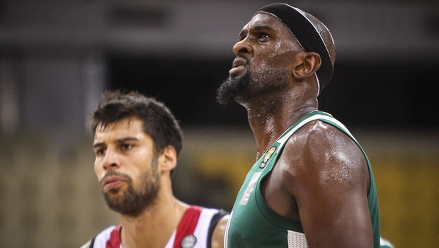Ο Σίνγκλετον στο στούντιο του “Pick n’ Roll”