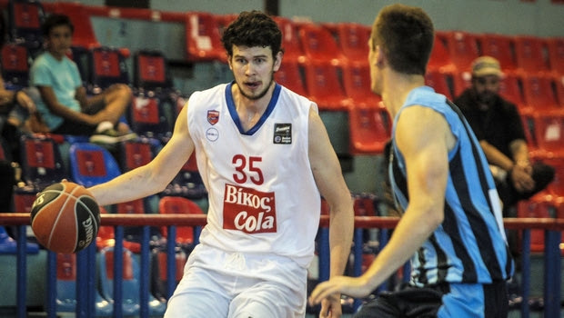Το airball διώχνει τον Στέιντλ