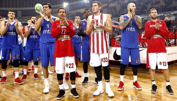 Στην εξέδρα των οργανωμένων οι παίκτες Ολυμπιακού και Ερ. Αστέρα