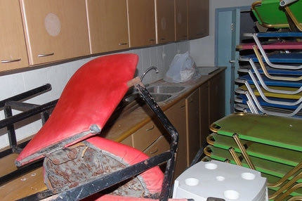 Εικόνες ντροπής. Ξαπλώστρες παραλίας αντί για φορείο!