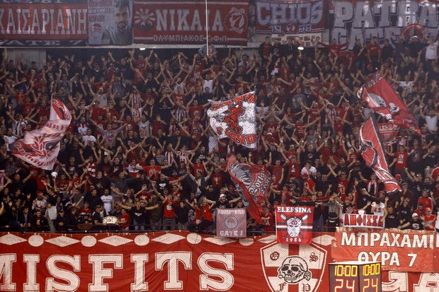 Το πανό στο ΣΕΦ κατά ΣΥ.ΡΙΖ.Α και ΑΝ.ΕΛ.