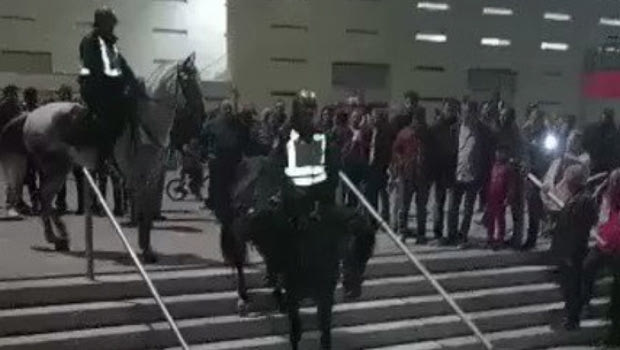 Πτώση έφιππου αστυνομικού πριν το Ατλέτικο – Ρεάλ