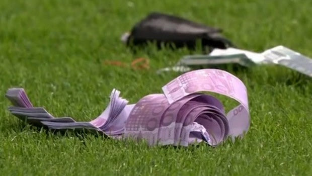 Οι φίλοι της Μπάγερν διαμαρτυρήθηκαν με ψεύτικα χαρτονομίσματα